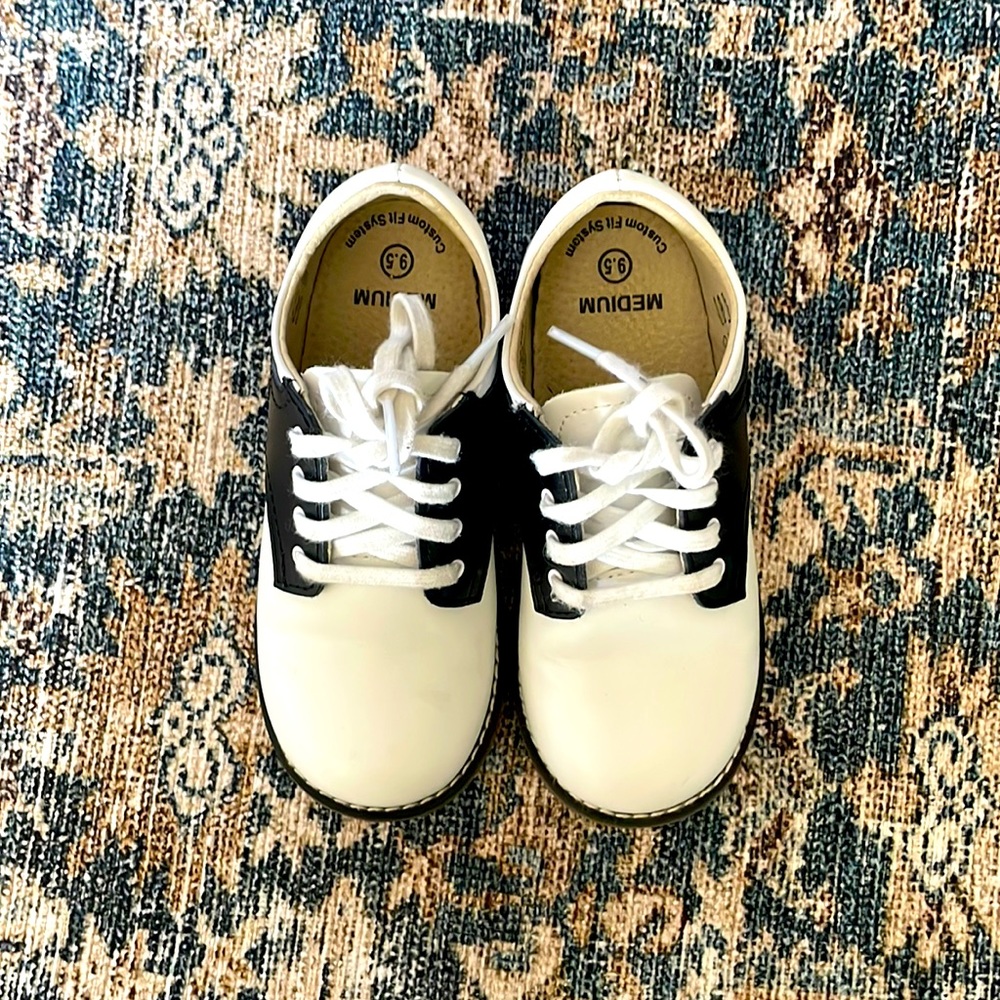 Footmates SZ 9.5 Saddle Shoes